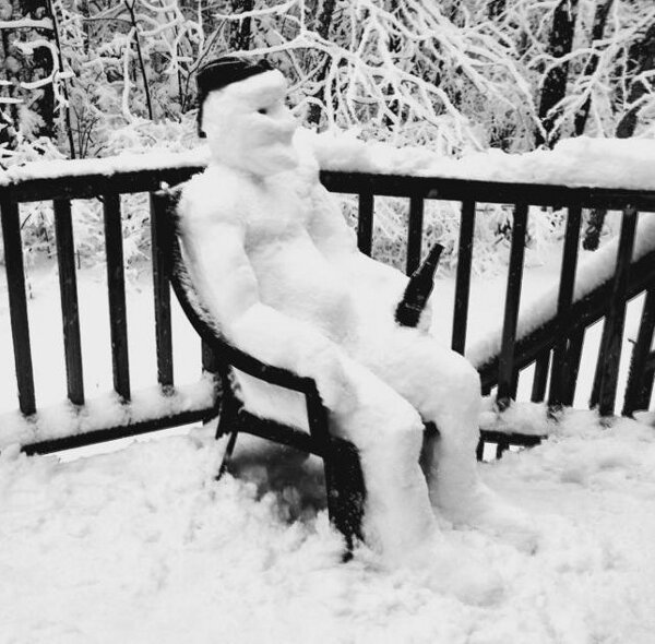 un bonhomme de neige qui se boit une bière