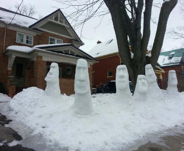bonhommes de neige façon statues de l'îles de pâques